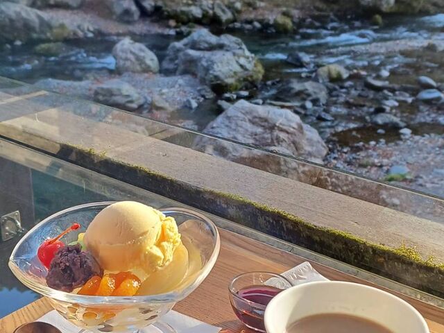 クリームあんみつ・カフェオレ_野外テラス 水の音