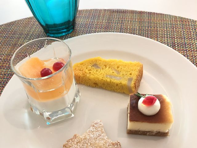 赤肉メロンゼリー、クッキー、人参とジャガイモのケーキ、ニューヨークチーズケーキ_ホテルグランヴィア広島