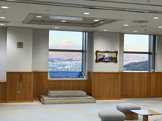 下がって見ると…_静岡県庁別館21階富士山展望ロビー