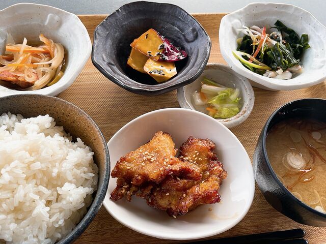 おばんざい定食@900円
併設する産直の野菜を使ったメニューは、道の駅らしい食事を楽しめます。_たかたのごはん