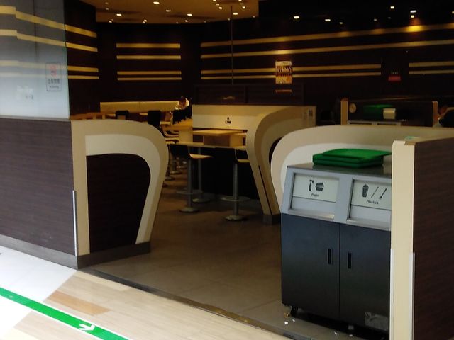 イートイン席多いです_マクドナルド 博多バスターミナル店