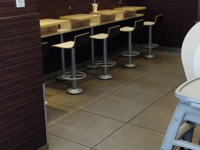 カウンター席_マクドナルド 博多バスターミナル店