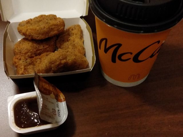 黒胡椒ガーリック5ピースとキャラメルラテ_マクドナルド 博多バスターミナル店