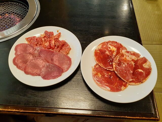 セットのタンとカルビ
これにサラダやご飯、なめこ汁など
さらにラム(マトンだったかも?)を追加_焼肉レストラン牛亭