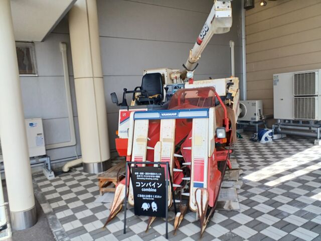 外に展示しているコンバインは 運転席に乗れます_ささら屋 立山本店