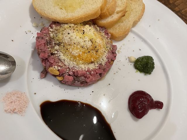 近江牛のタルタル。多彩なソース。_marmelo