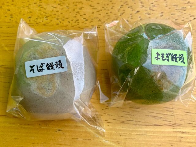 よもぎとそばの2種類、バラ売りしてます。1個140円。お饅頭と言うより大福でとても美味しです。_道の駅 遠山郷
