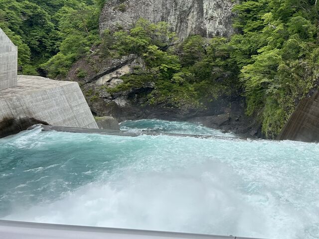 勢いよく川に流れて行く様がまたきれいでした。_八ッ場ダム