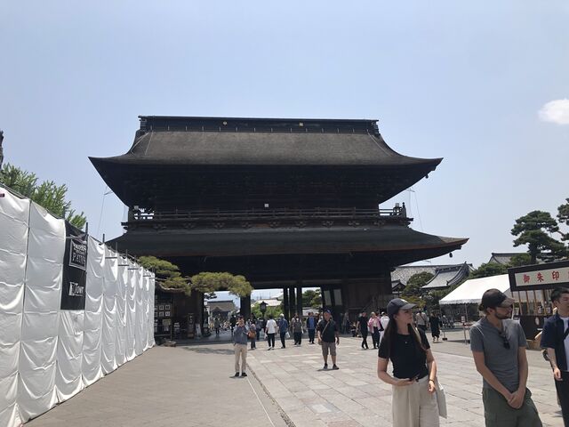 平日でも観光客は、まずまずいてました。ガイドさん曰くもっと混雑している時もあるとの事_善光寺表参道さんぽ