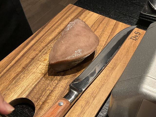 このサイズの牛タンをカットしていただけます_焼肉 一心たん助 目黒店