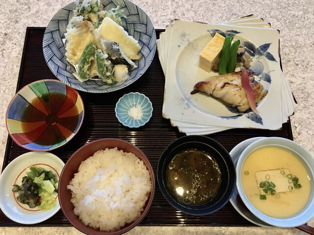 西京焼きが本当においしい。添えてある舞茸のマリネも絶品。右下は豆腐入りたっぷり茶碗蒸し。_ホテルエミオン東京ベイ