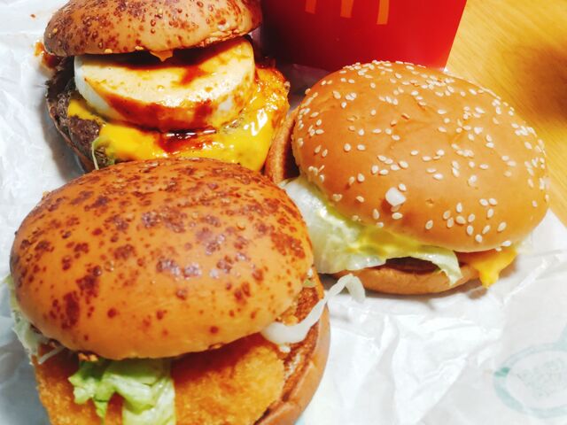 夏マックをテイクアウト!ガーリックシュリン、チーズロコモコ、ベーコンレタスのハンバーガー。_マクドナルド西新井アリオ店
