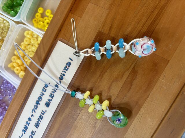 ストラップかキーホルダーの金具か、ブレスレットにも出来ます。
細かいビーズは1個100円です_白馬ガラス工房GAKU