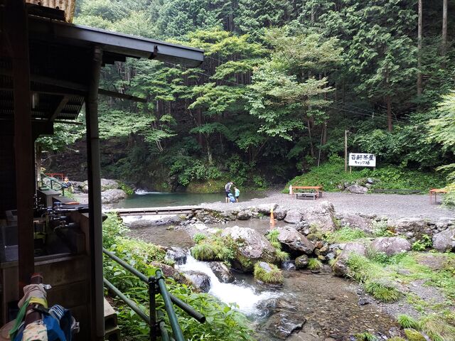 藤の家からの眺めです!左奥の岩場から飛び込めます。橋を渡ったところにマスのつかみ取り場があります。_百軒茶屋キャンプ場