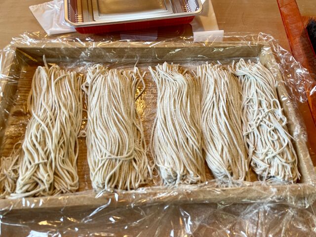 これが1人500gの量。切る幅は1.5mm。細すぎでも太すぎてもと、緊張しつつゆっくりカット。_岬そば工房