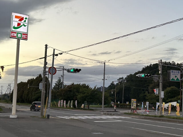国道沿いにあり、栗山公園も近くにあります_セブンイレブン 空知栗山店