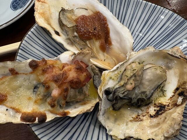 焼き牡蠣三種盛り。これで590円は安いと思います_牡蠣と寿司 うみのおきて