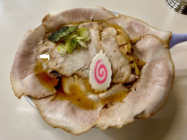 薄切りチャーシューは食べやすくお気に入りメニューです。_ラーメン そばよし