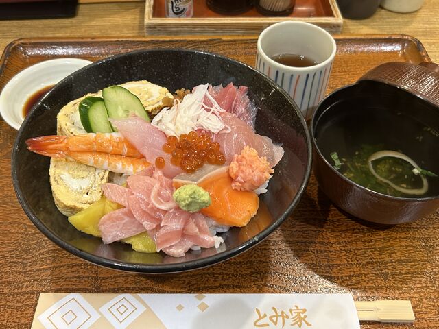 肉厚たっぷりの海鮮、日替わりのお味噌汁とお吸い物も美味_とみ家