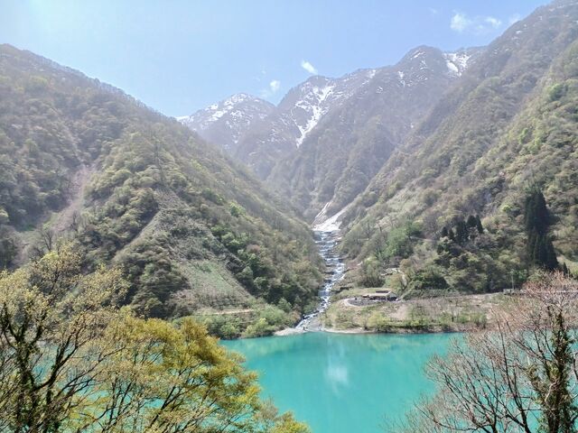 4月19日開始の 黒部峡谷トロッコ電車車窓から撮影。
とちの湯さんの少し上には まだ雪渓が有ります_尾の沼体験交流施設「とちの湯」