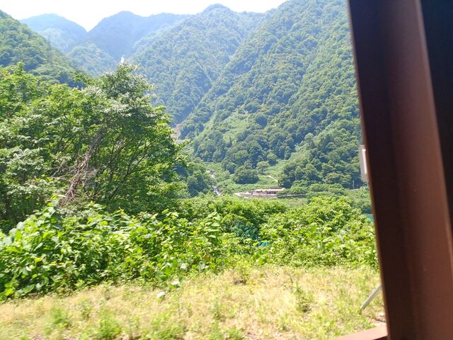 前日の6月13日 黒薙温泉に行く途中 トロッコ電車の車窓から。
とちの湯さんの 上部山頂に雪渓なし_尾の沼体験交流施設「とちの湯」