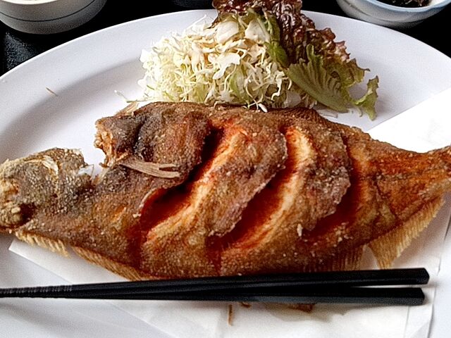 約30cmはありそうな特大サイズのカレイ_おおはま食事処