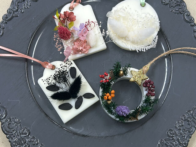 モノトーンとクリスマス仕様です。_フラワースタジオチハル 四条烏丸教室