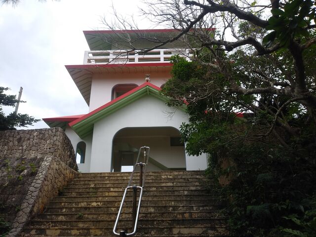 竜宮城のような展望台。_来間島