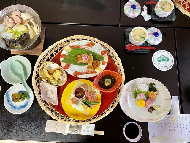 一番値段の安いランチコースでしたが、種類豊富でお腹いっぱいになりました。_曲水の庭ホテル玉泉