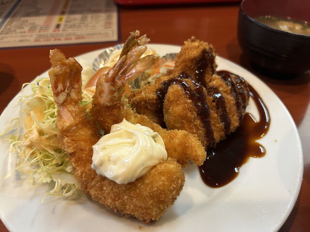 エビフライとヒレカツ定食。これに大盛ごはんと、ダシがおいしい味噌汁付き_緑亭
