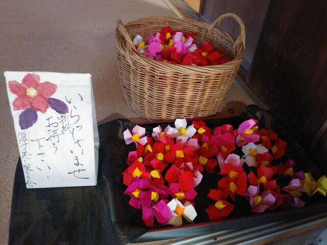 玄関にきれいな折り紙の椿がどっさり置いてありました。_伊豆大島波浮港踊子の里