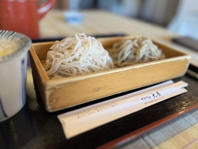 2色蕎麦、普通盛りでもなかなかの量でした。_十割そば 大善