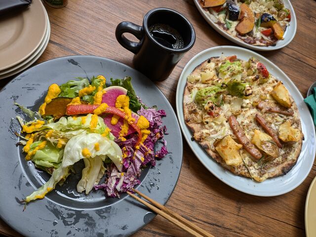 季節の野菜を使ったサラダ・ハーフ&ハーフピザ_農家ピザくまのグラッチェ