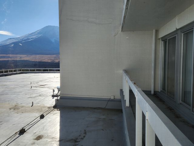 右側は、人が通る廊下の窓。窓の目の前は、ほとんど壁_ホテルマウント富士