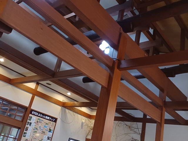 休憩スペースの天井も高く 開放的です_四万清流の湯