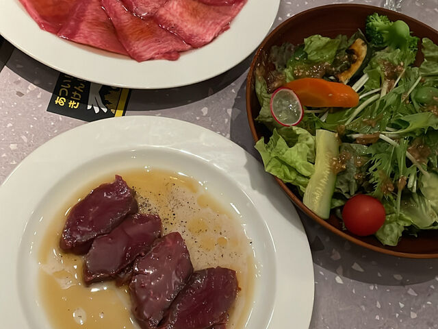 生タン塩とエクボサラダ_焼肉エクボ