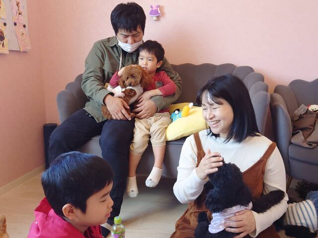 しつけのできた小型犬なので、ワンちゃんが苦手な子どもたちでも安心して触れ合えました_ドッグギャラリー