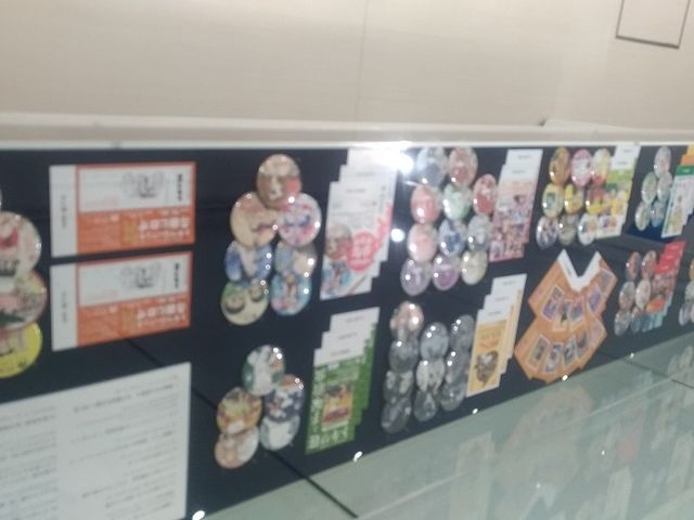 1階廊下の5周年記念展示(チケットと入館特典缶バッチ)_豊島区立トキワ荘マンガミュージアム
