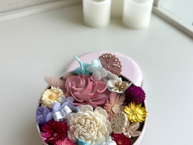 ピンクとホワイトをベースにして、アクセントに好きなブルー系の花材を入れました。_flower*party