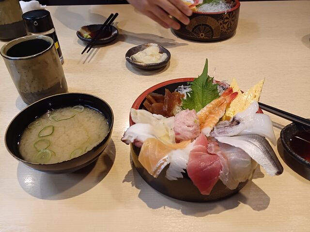 ネタが 器からしだれ桜のように、垂れ下がっている所も良いですね_回転寿し本陣DINING