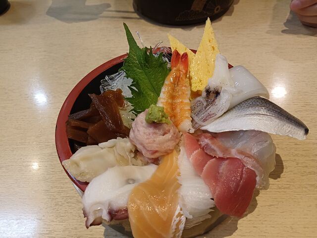 普通の海鮮丼を注文_回転寿し本陣DINING