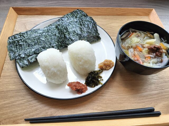 自分でのりを巻くおにぎり。お味噌汁は具だくさん。味噌を選んで自分で溶くので味の調整可能。_福山オリエンタルホテル