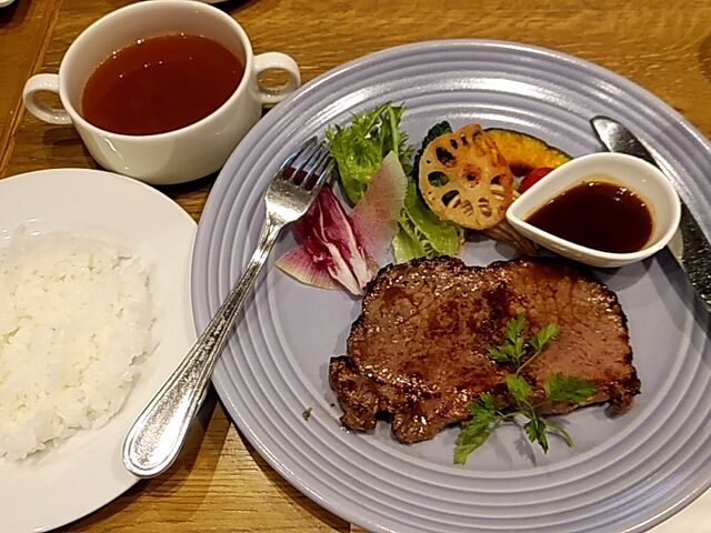 牛ロースステーキで赤ワインのソースとライスを選択。_ホテルグローバルビュー新潟 DINING EDIT ECHIGO