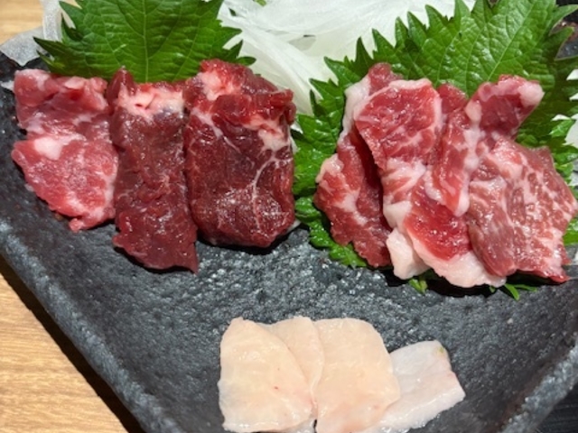 馬刺し三種盛_博多もつ鍋 おおやま 本店