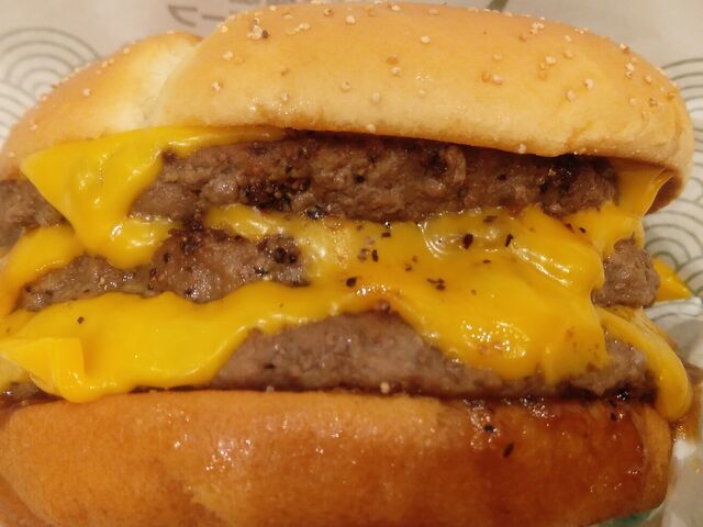 100%肉厚ビーフを3枚重ね_マクドナルド小田原シティーモールクレッセ店
