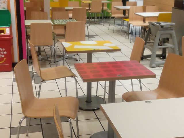 イートイン席_マクドナルド小田原シティーモールクレッセ店