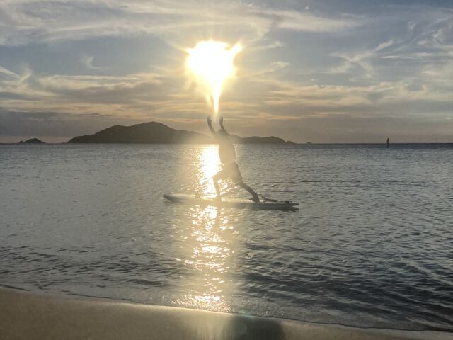 夕陽を背景に楽しくポーズ_響SUP