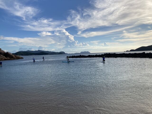 美しい空と海の中みんなでクルージング_響SUP