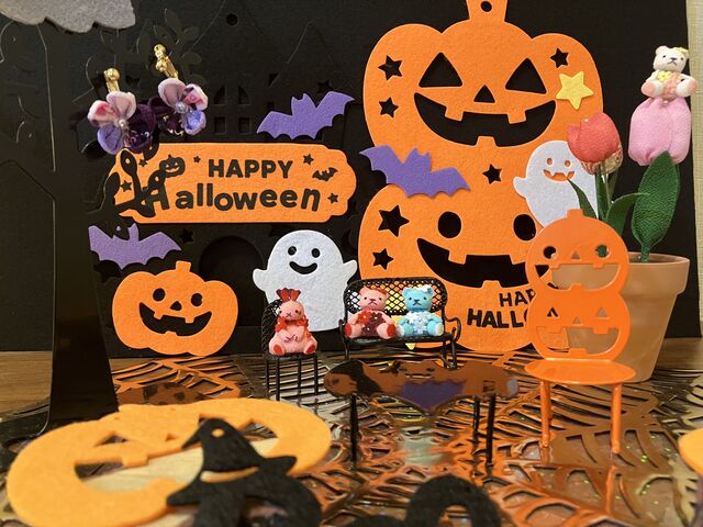 ハロウィンは派手でイヤリングがどこにあるか分かりにくい_つむぐ工房 二寧坂店