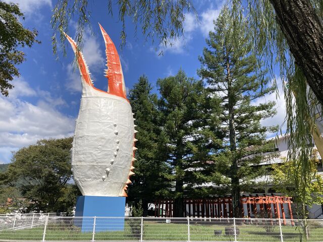 巨大な蟹の爪型モニュメント_ヤマサ蒲鉾 かまぼこ作り体験教室